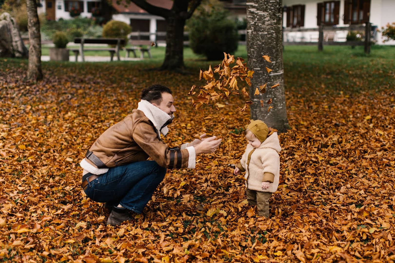 Der Herbst ist da! Hier findest du vier achtsame Ideen, die du gemeinsam mit deinem Kind zu dieser Jahreszeit ausprobieren kannst.